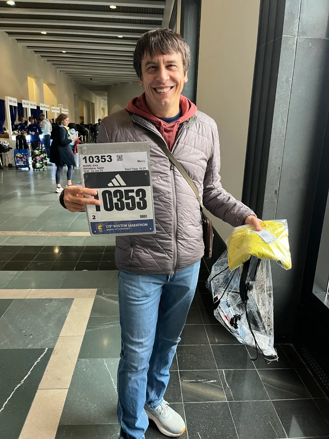 Ritiro del pettorale 10353 per la Maratona di Boston