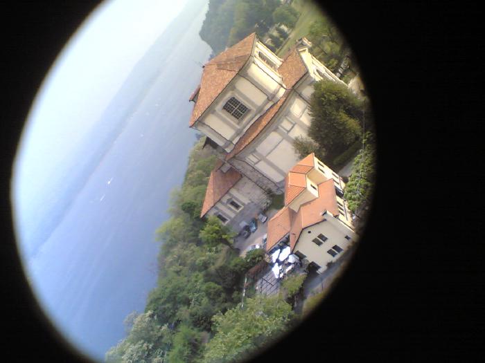 Villa con il tetto rosso vista dall'alto attraverso un obiettivo fisheye