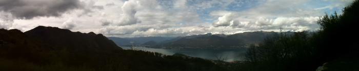 Panorama su un lago e le colline visto dal sentiero