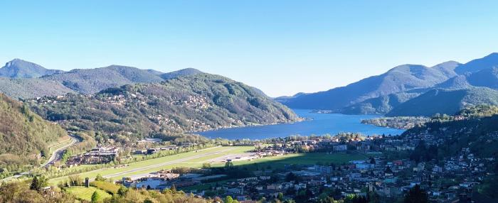 Panorama su una valle con il lago e una pista d'aeroporto