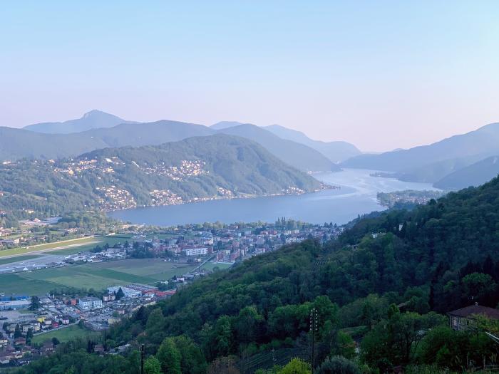 Valle e lago visti dall'alto al mattino