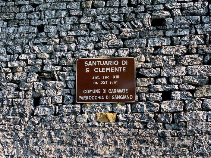 Targa del Santuario di San Clemente su un muro di pietra