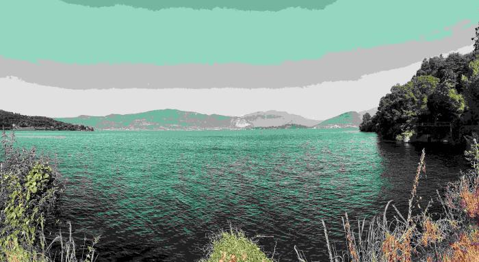 Lago con le montagne in lontananza, foto con colori accentuati