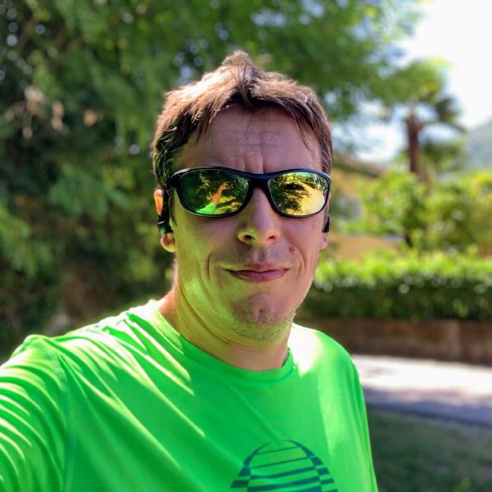 Selfie con occhiali da sole a specchio e maglia verde fluo all'aperto