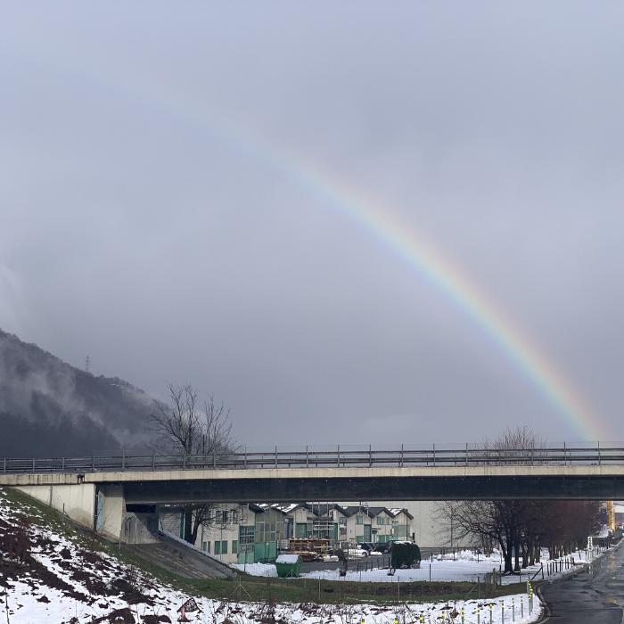 Arcobaleno nel cielo sopra un ponte con la neve