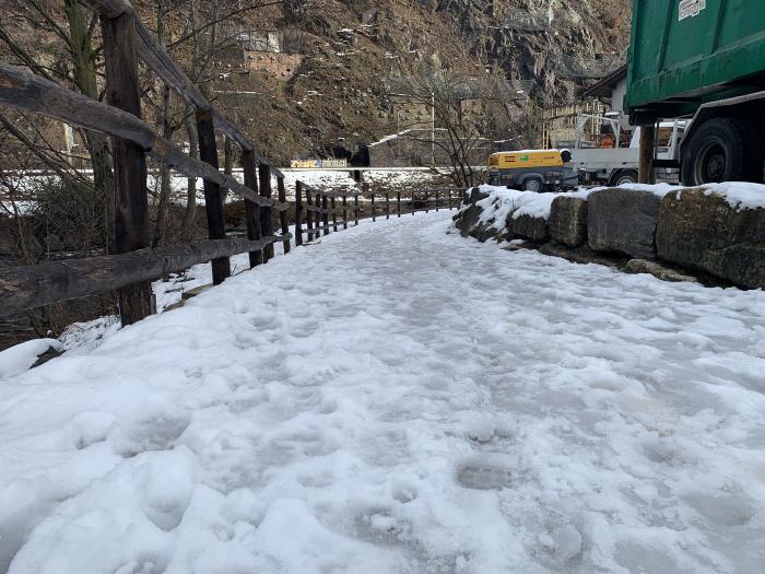 Pista innevata con una staccionata e un camion sullo sfondo