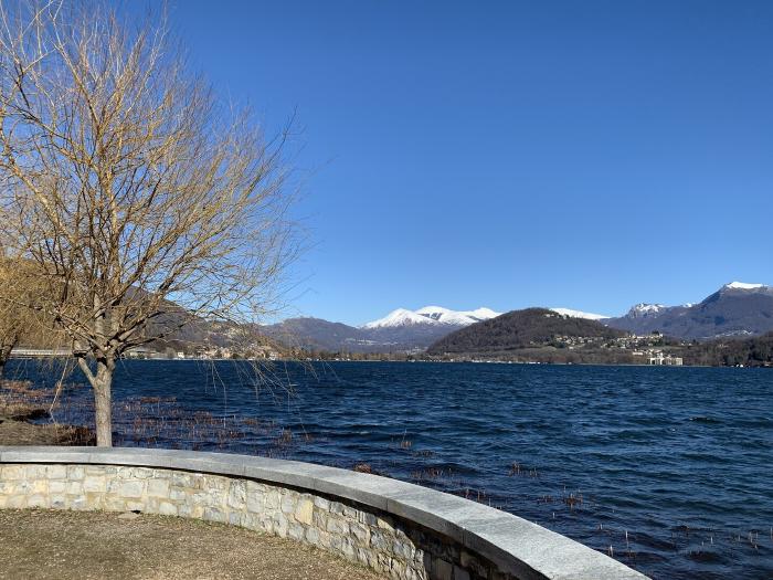 Lago visto da un belvedere con le montagne innevate