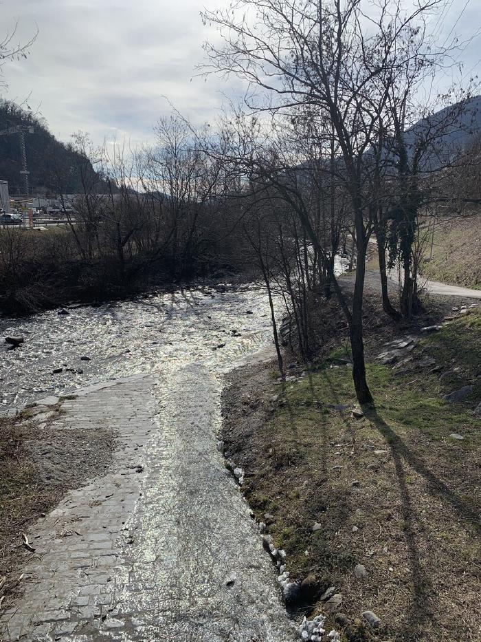 Letto di un torrente con sentiero lungo la riva