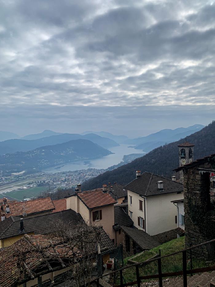 Panorama sul lago dal paese in collina con tetti di tegole