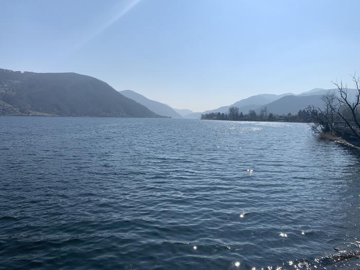 Lago con le onde e le montagne sullo sfondo