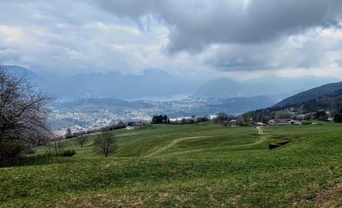 Prato verde con la valle e il lago sullo sfondo
