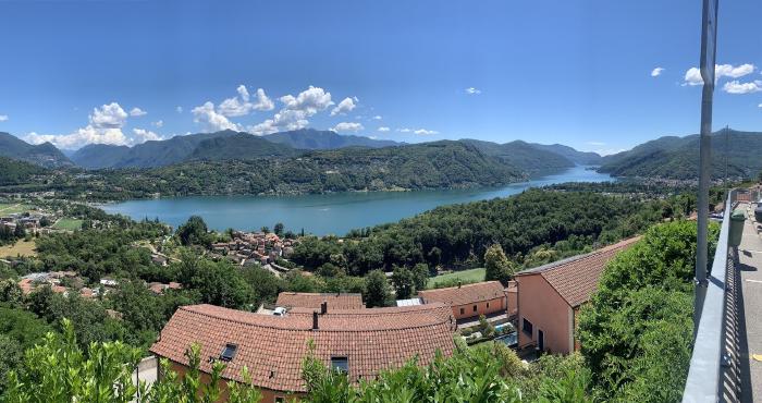 Panorama sul lago dai tetti rossi con le colline
